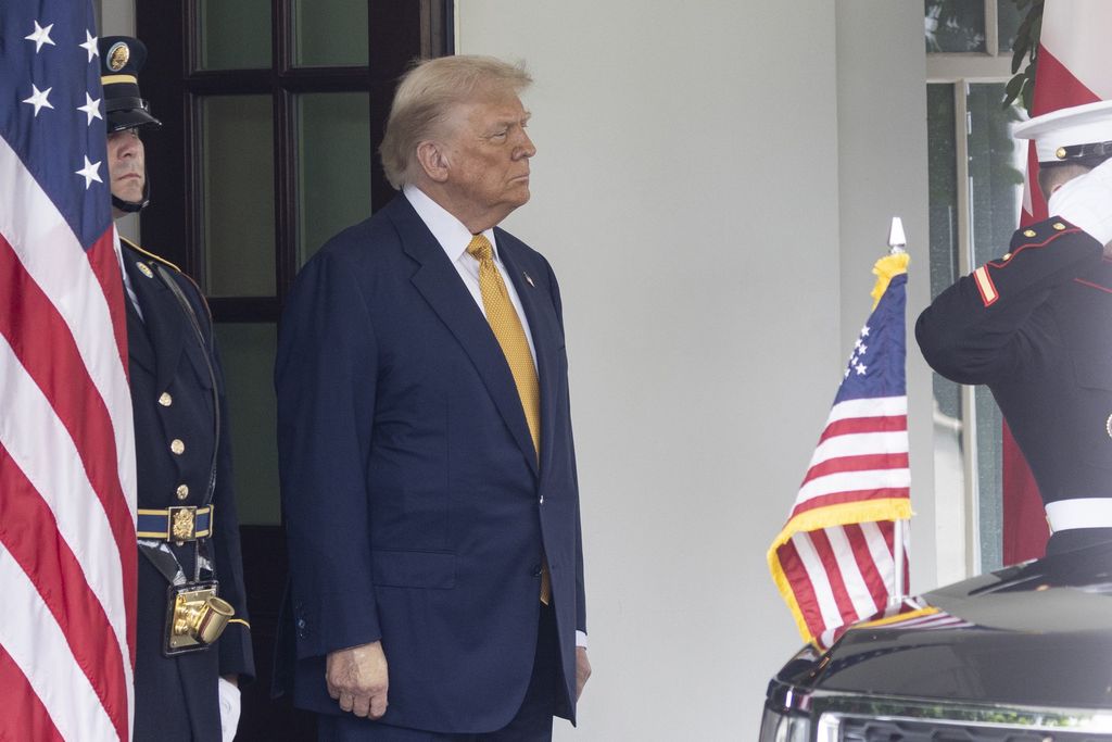 Što to skriva Donald Trump na ruci?