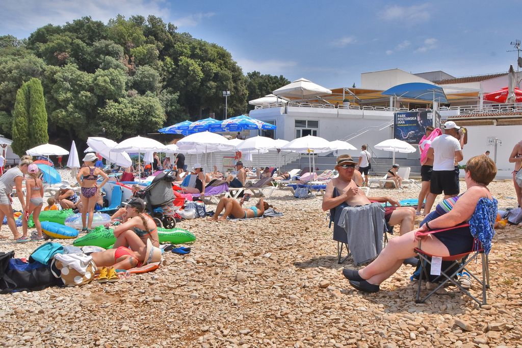 Turisti se rashlađuju u Dubrovniku