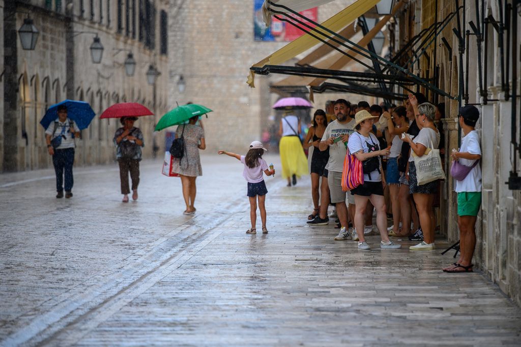 Turisti se rashlađuju u Dubrovniku