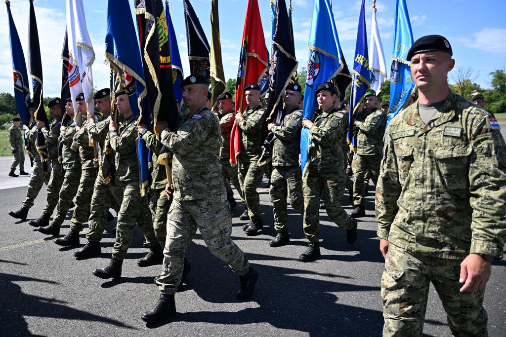 Uvježbavanje pješačkih postroja Hrvatske vojske za vojni mimohod