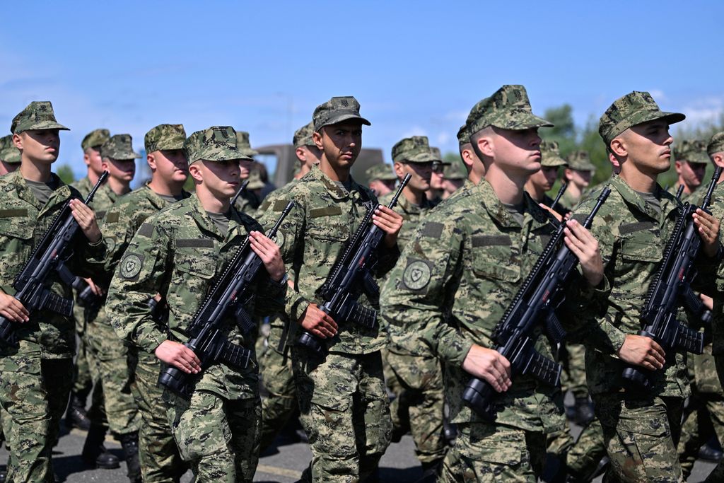 Uvježbavanje pješačkih postroja Hrvatske vojske za vojni mimohod