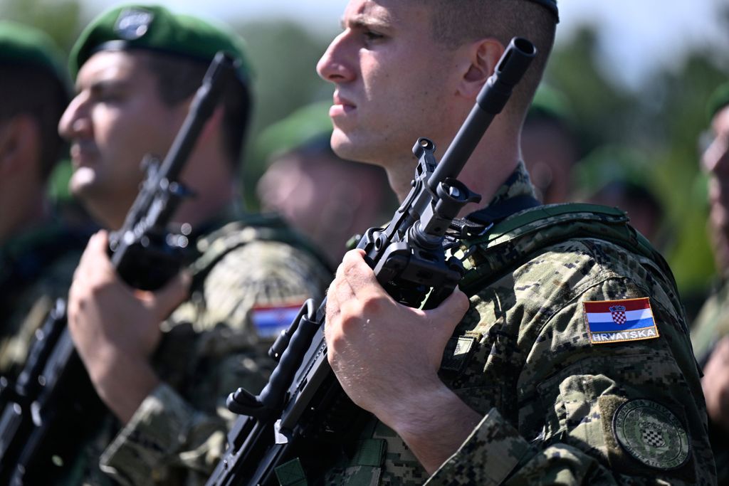 Uvježbavanje pješačkih postroja Hrvatske vojske za vojni mimohod