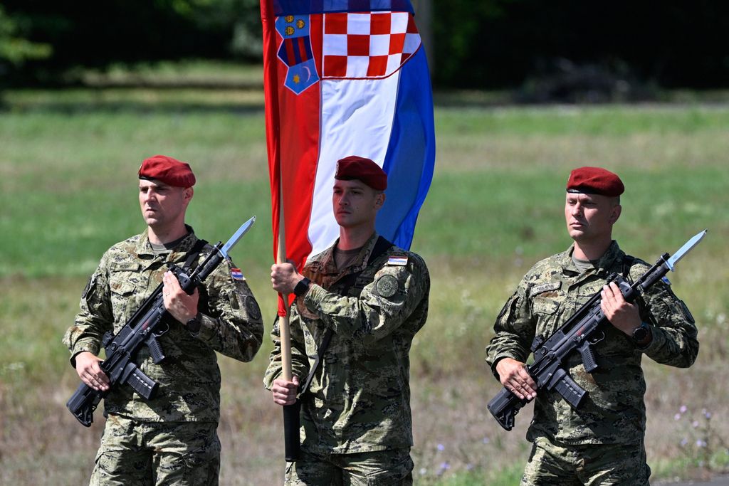 Uvježbavanje pješačkih postroja Hrvatske vojske za vojni mimohod
