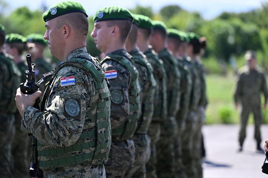 Uvježbavanje pješačkih postroja Hrvatske vojske za vojni mimohod