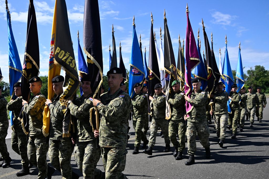 Uvježbavanje pješačkih postroja Hrvatske vojske za vojni mimohod