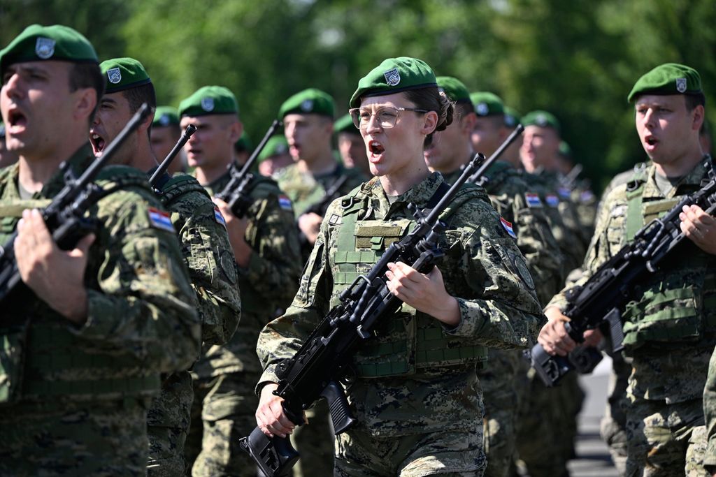 Uvježbavanje pješačkih postroja Hrvatske vojske za vojni mimohod