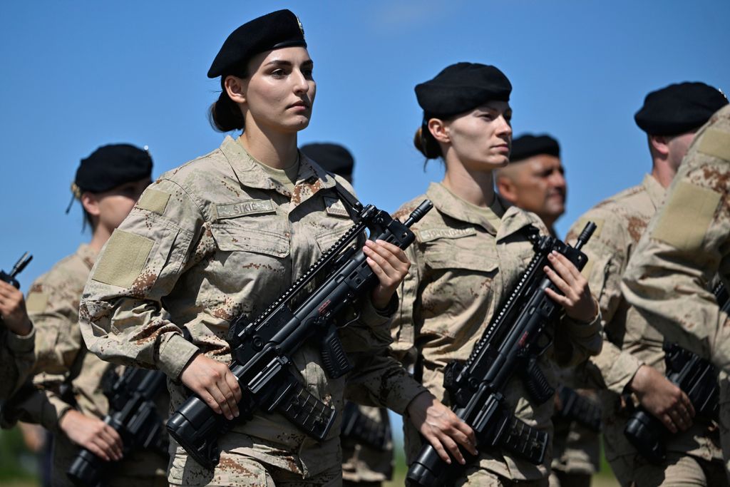 Uvježbavanje pješačkih postroja Hrvatske vojske za vojni mimohod