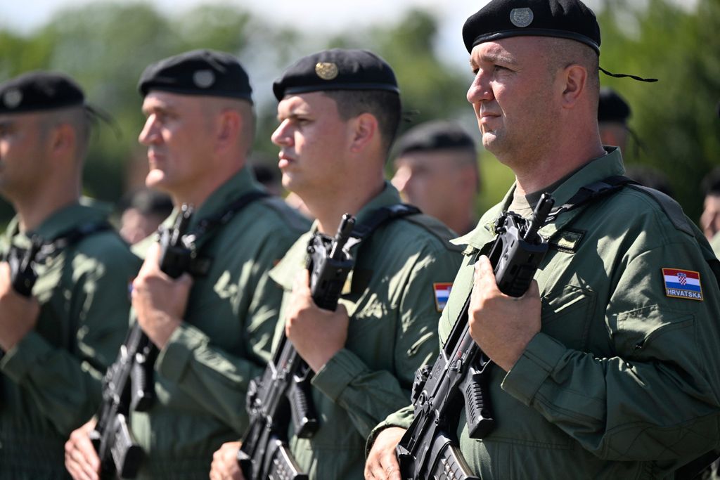 Uvježbavanje pješačkih postroja Hrvatske vojske za vojni mimohod