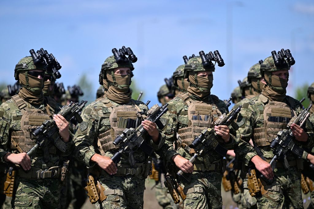 Uvježbavanje pješačkih postroja Hrvatske vojske za vojni mimohod