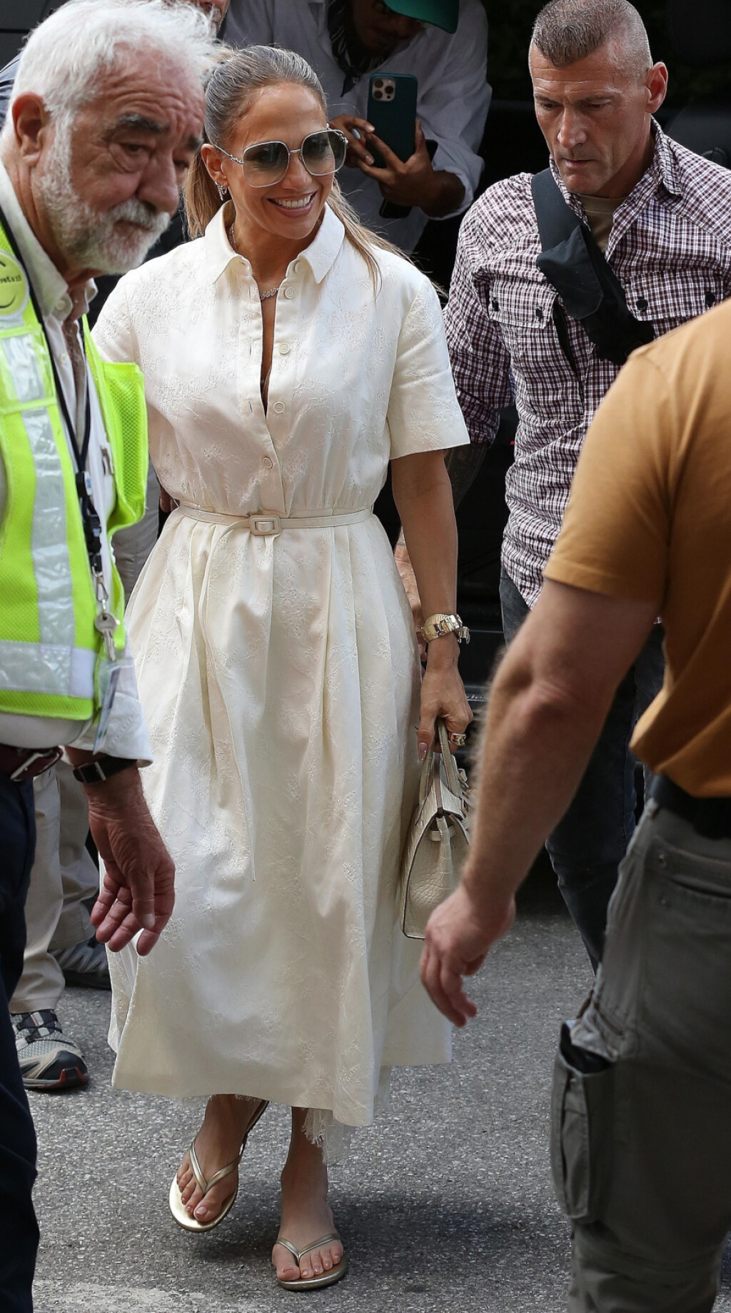 Jennifer Lopez u japankama i bijeloj haljini - 1