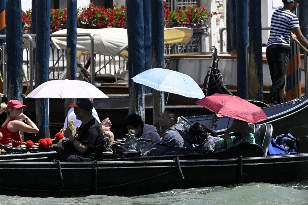 Turisti se u Veneciji kišobranima štite od velike vrućine