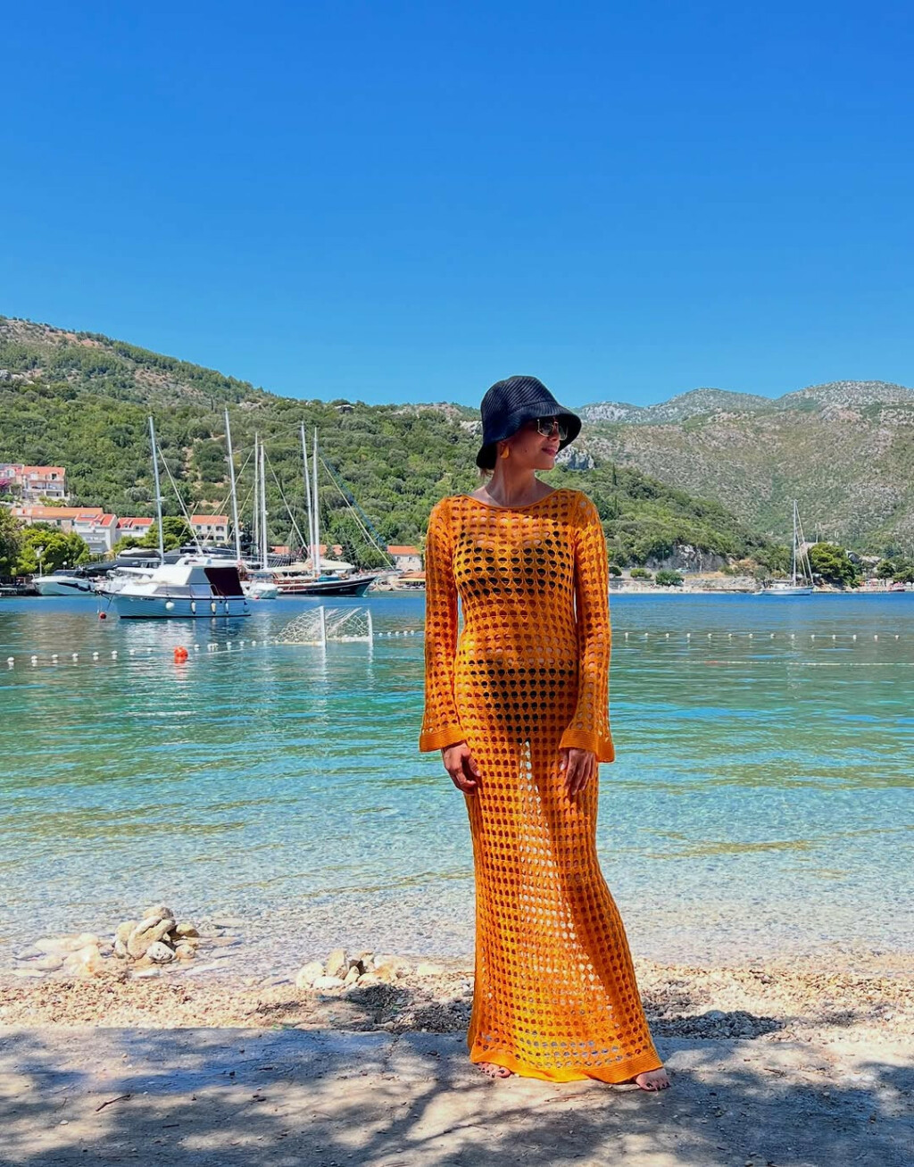 Lejla Filipović u rupičastoj haljini na plaži u Zatonu