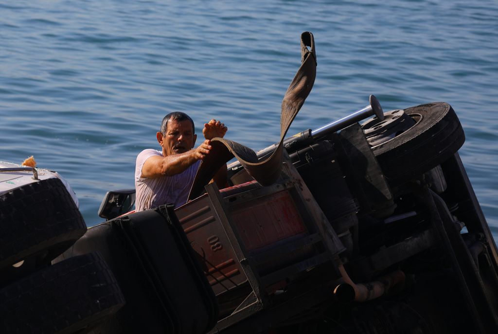 Kamion u Splitu upao u more prilikom spuštanja brodice - 1