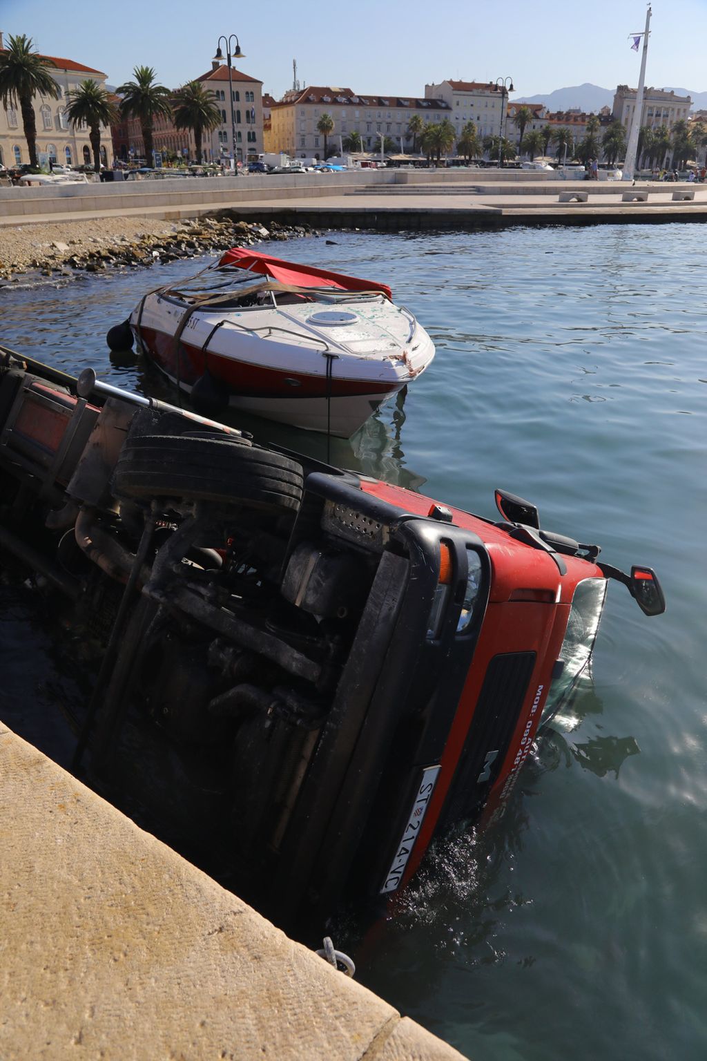 Kamion u Splitu upao u more prilikom spuštanja brodice - 1