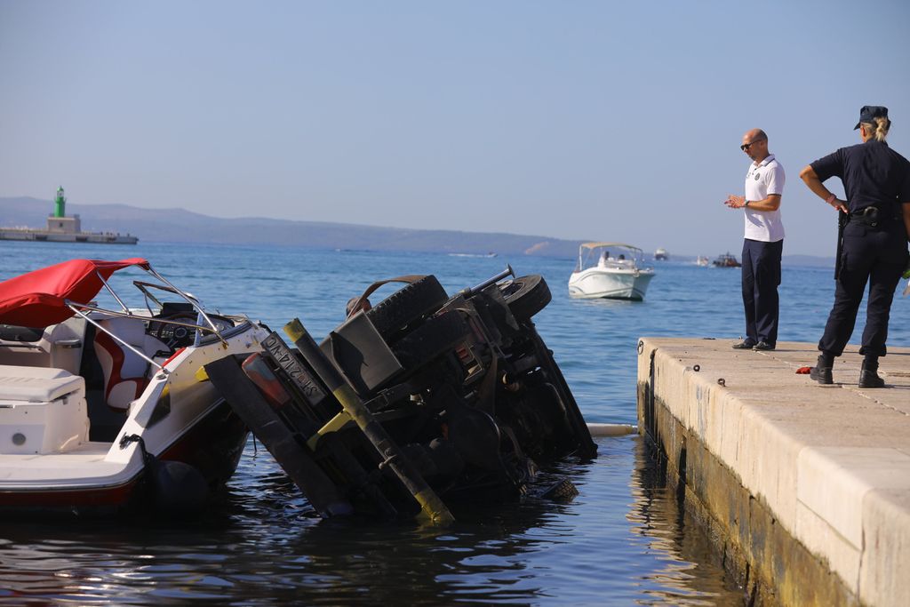 Kamion u Splitu upao u more prilikom spuštanja brodice - 1