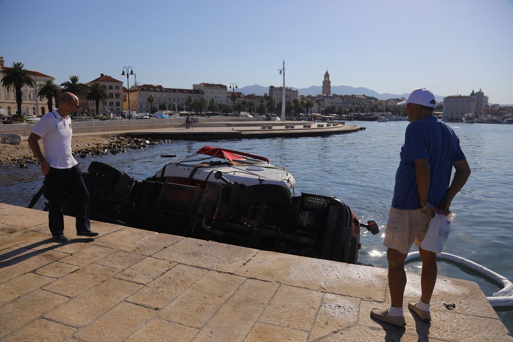 Kamion u Splitu upao u more prilikom spuštanja brodice - 1