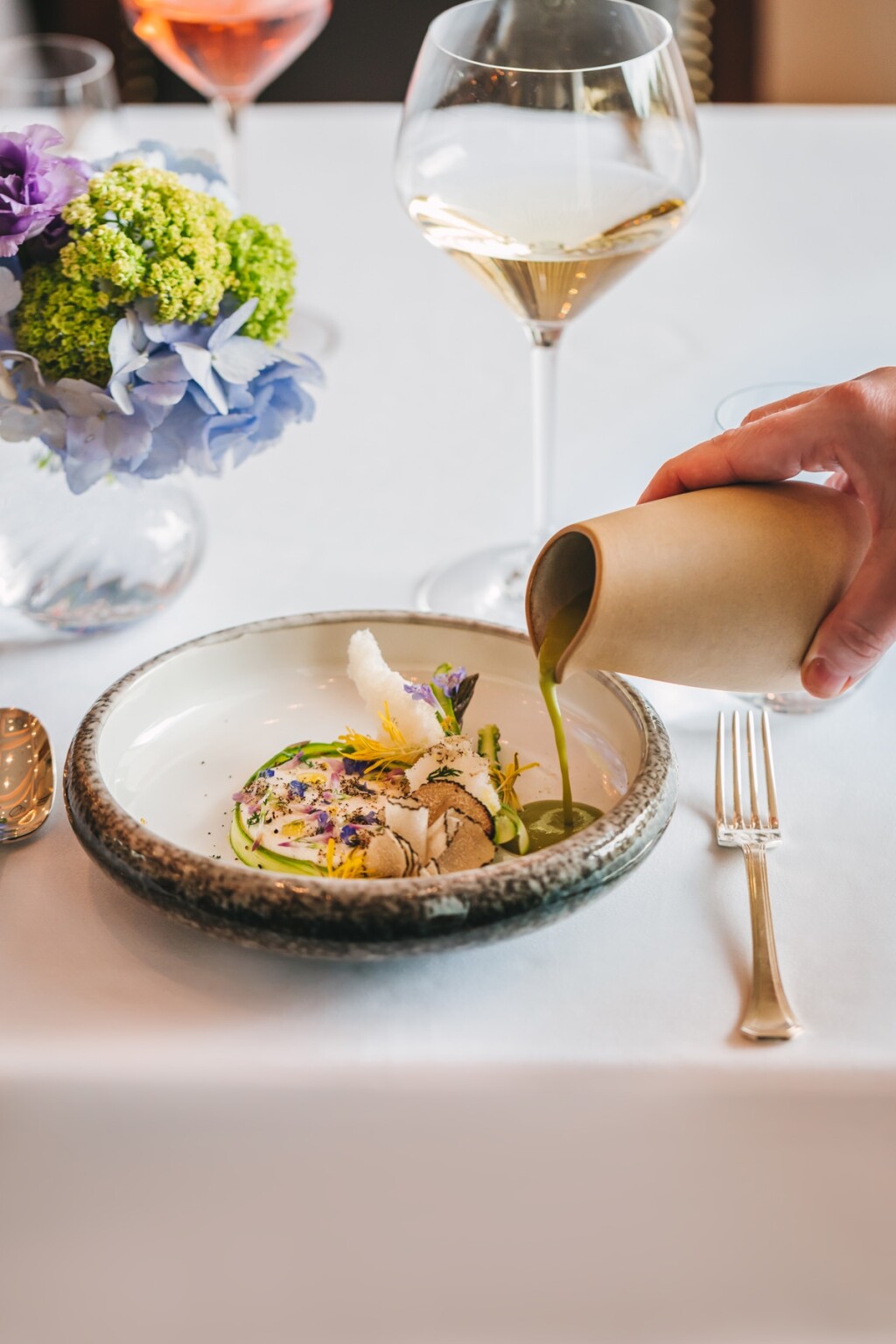 Hrskava pjena od kozjeg mlijeka, mousse od dimljene i pečene kozje skute, šparoge, krema od konfitiranog žutanjka i meda