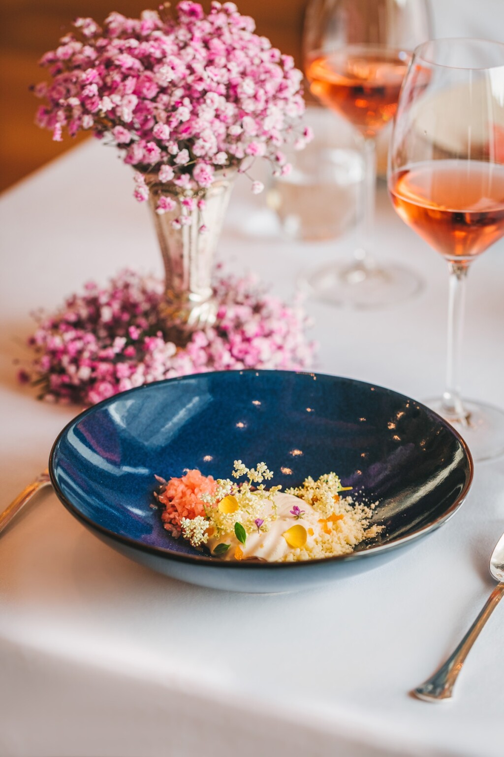 Mousse od bazge, gel od karameliziranoga grejpa, crumble od bijele čokolade i bazge, biskvit od badema i grejpa
