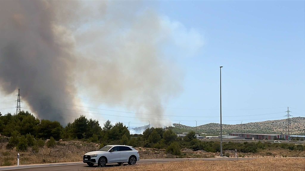 Požar u industrijskoj zoni Podi u Šibeniku