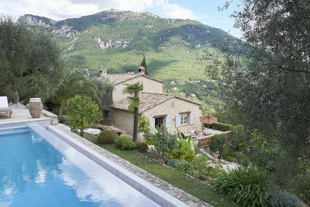 Kamena kuća s bazenom okružena zelenilom čista je fantazija