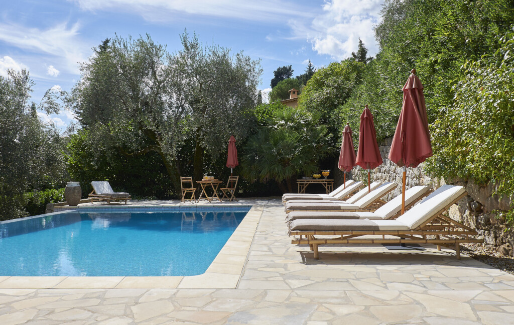 Kamena kuća s bazenom okružena zelenilom čista je fantazija - 15