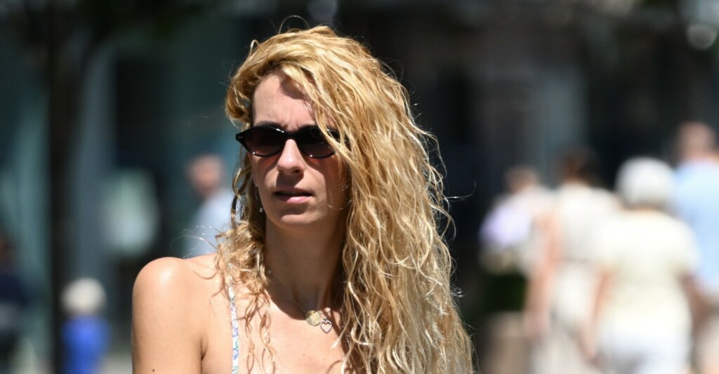 Ulična moda mama u ljetnoj cvjetnoj haljini u Zagrebu - 3