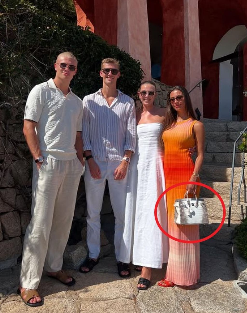 Haaland s djevojkom (skroz desno)