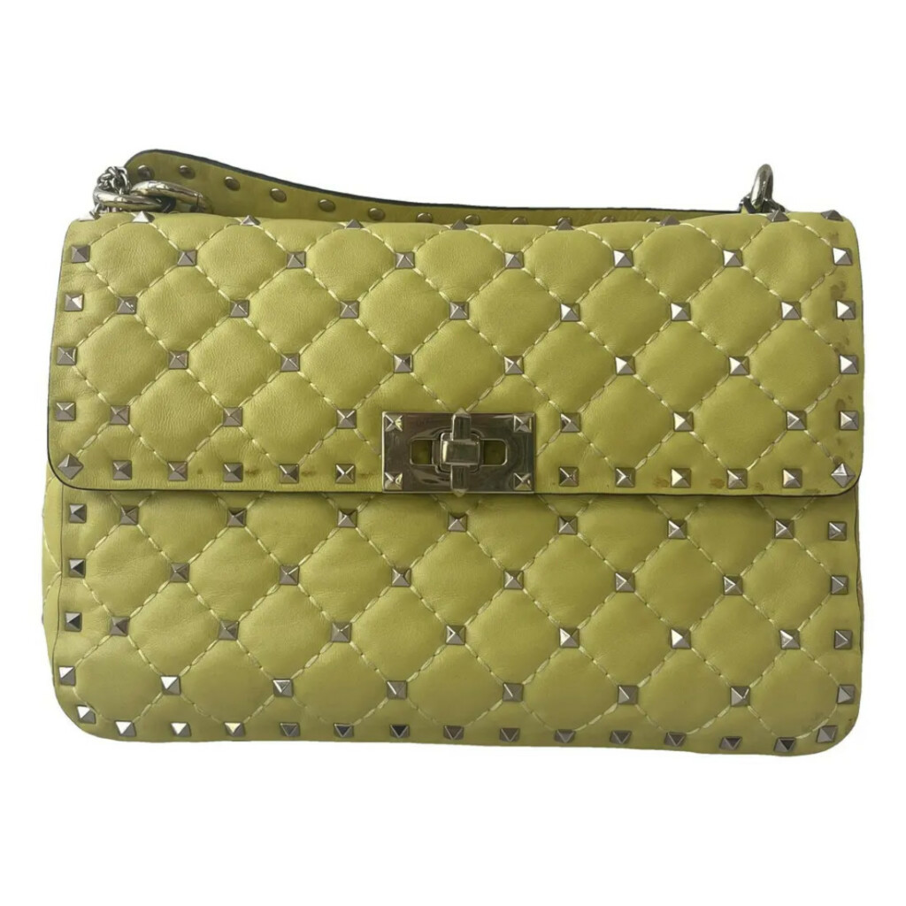 Nevena Banić Bilan nosi torbu modne kuće Valentino, model Rockstud