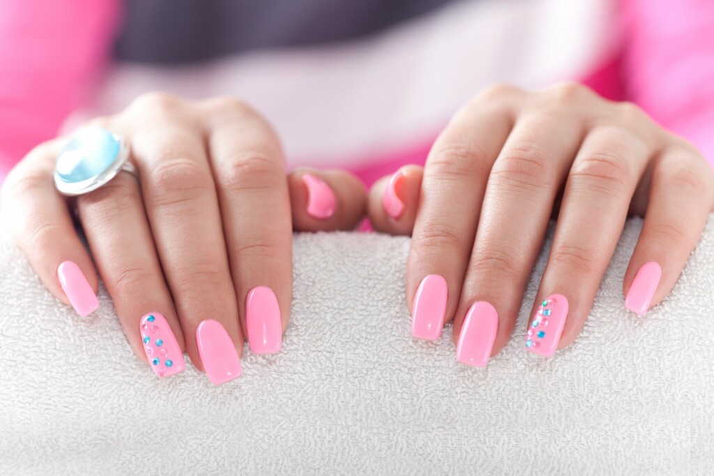 Nokti ukrašeni kristalićima i cirkonima