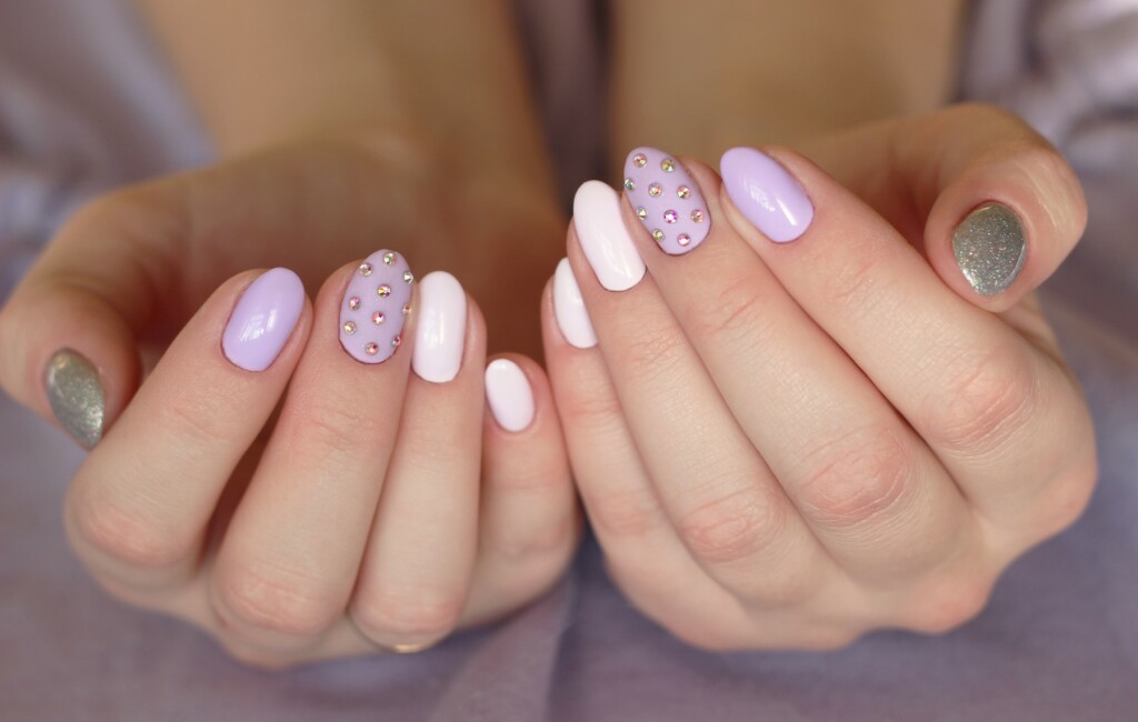 Nokti ukrašeni kristalićima i cirkonima