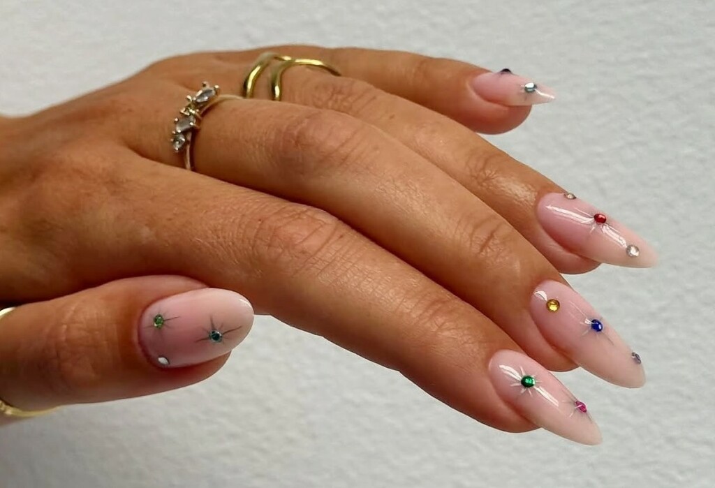 Cironi su divan ukras na noktima