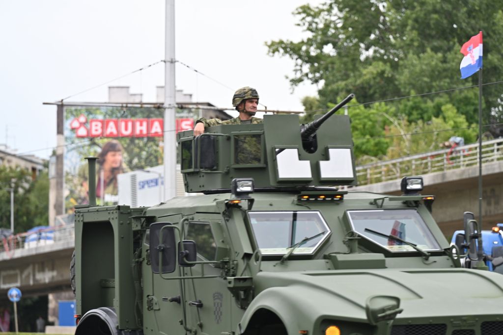 Generalna proba za vojni mimohod - 13