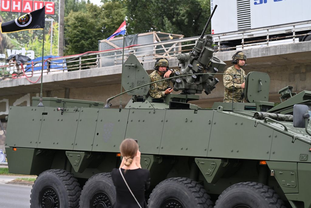 Generalna proba za vojni mimohod - 13