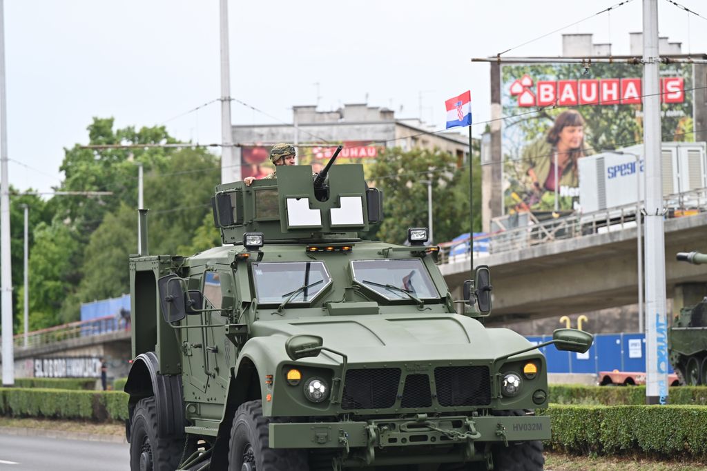 Generalna proba za vojni mimohod - 13