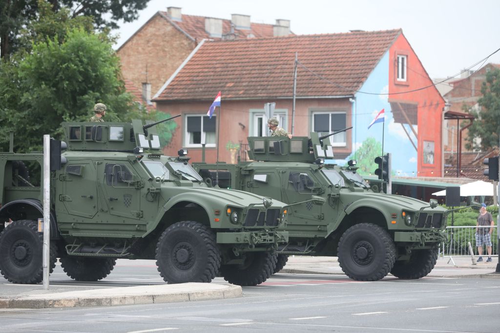 Generalna proba za vojni mimohod - 13