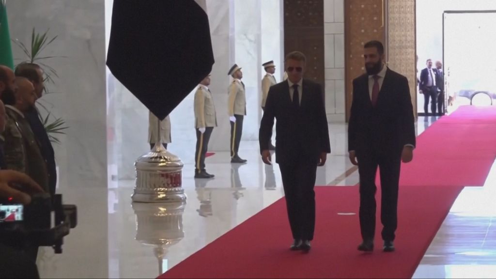 Macron opet sa sunčanim naočalama