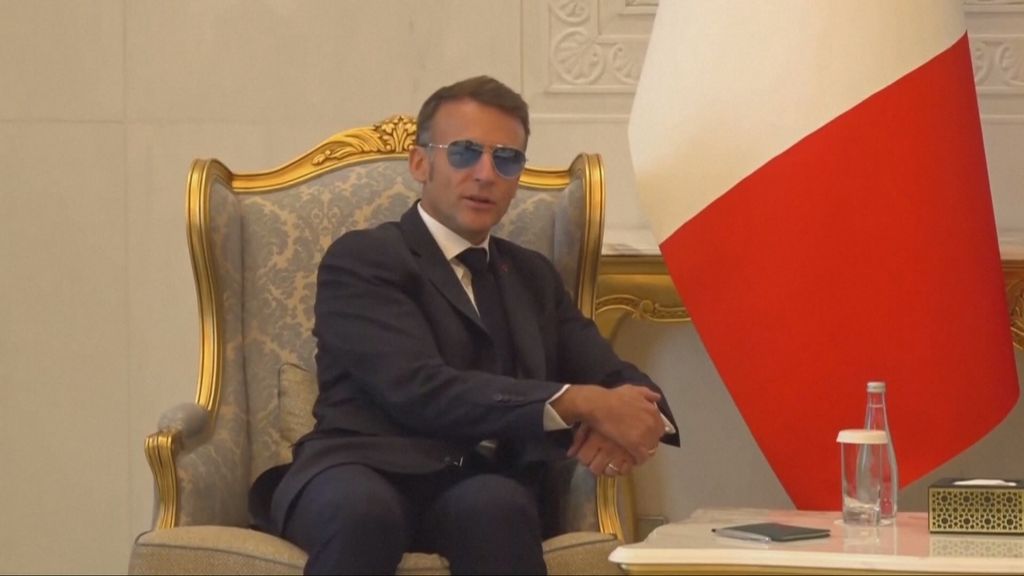 Macron opet sa sunčanim naočalama