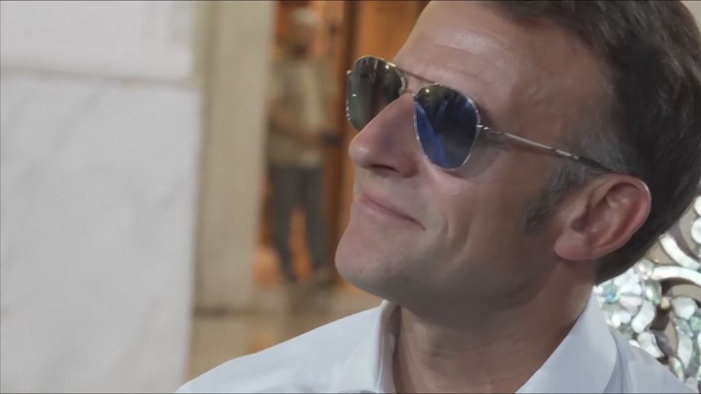 Macron opet sa sunčanim naočalama