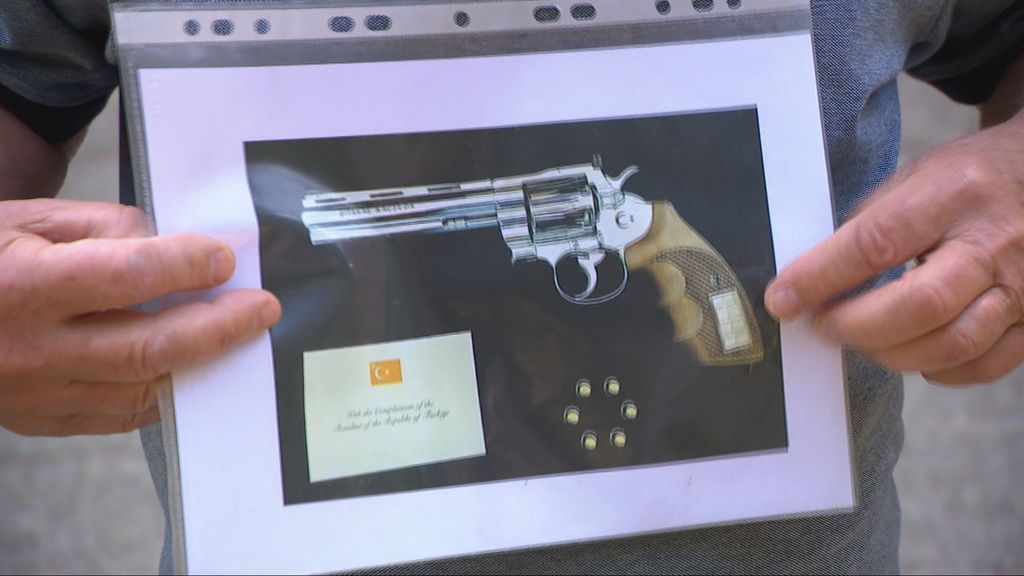 Milanović dobio revolver na dar