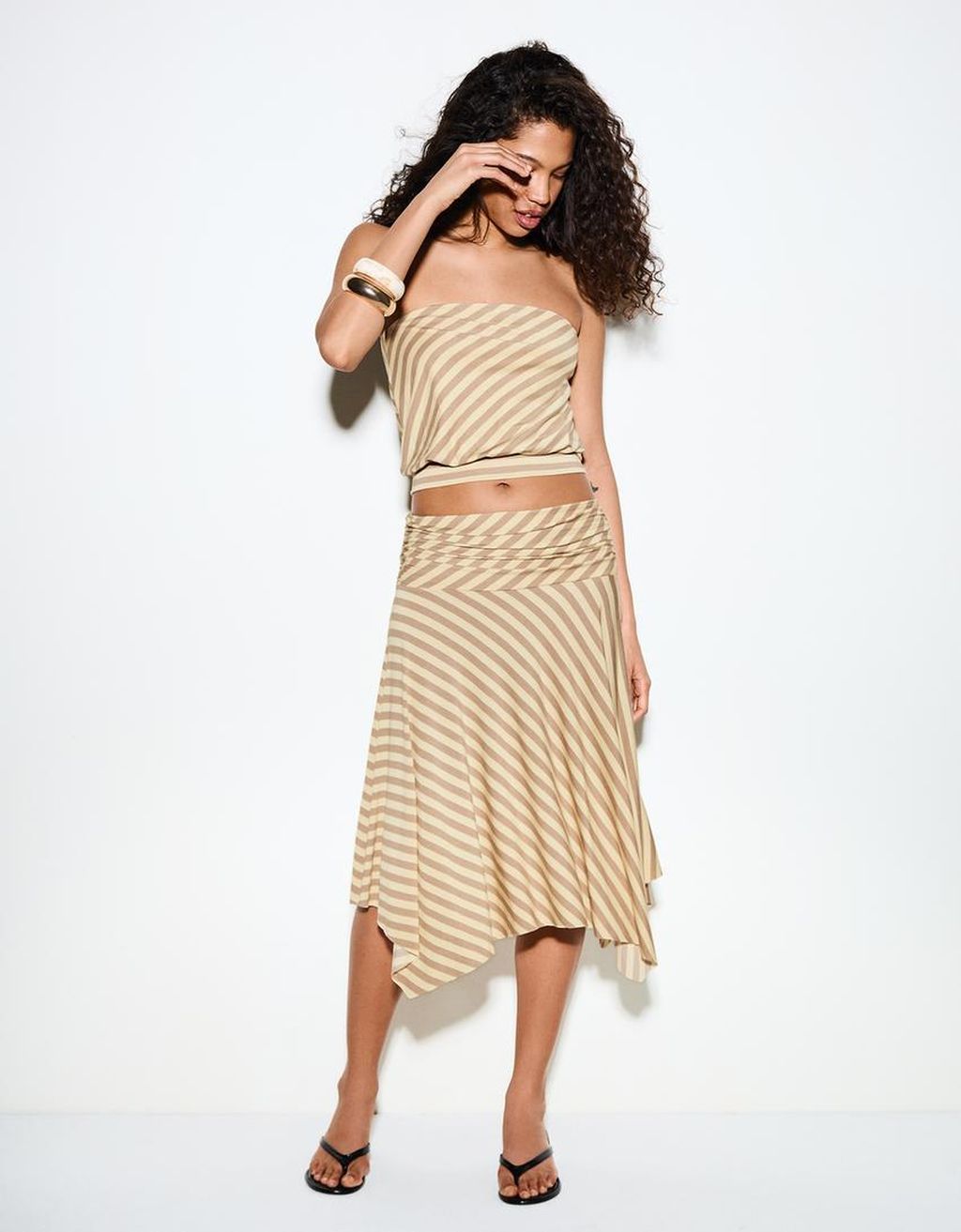 Bershka, 3,99 (9,99) + 9,99 (22,99) eura