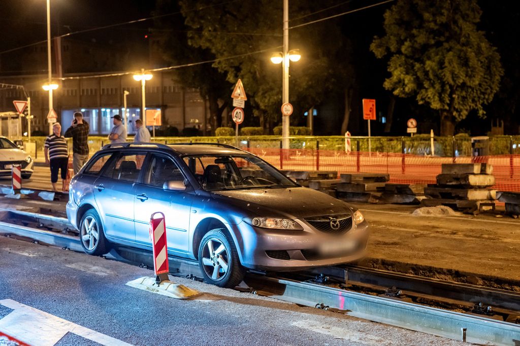 Vozilo upalo u tračnice u Savskoj ulici - 3
