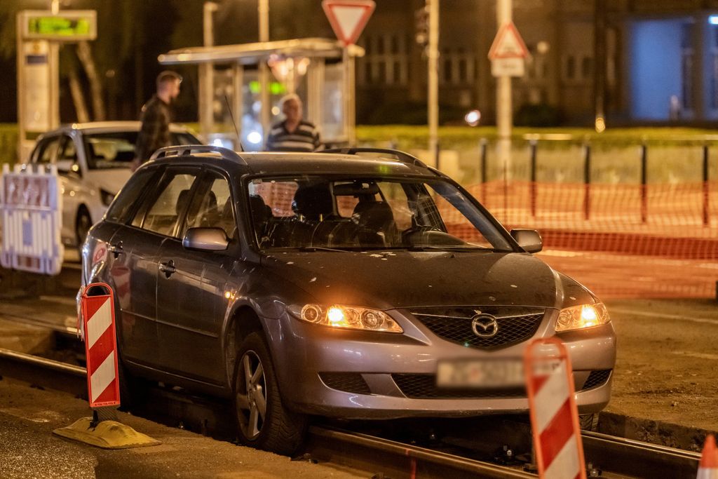 Vozilo upalo u tračnice u Savskoj ulici - 3