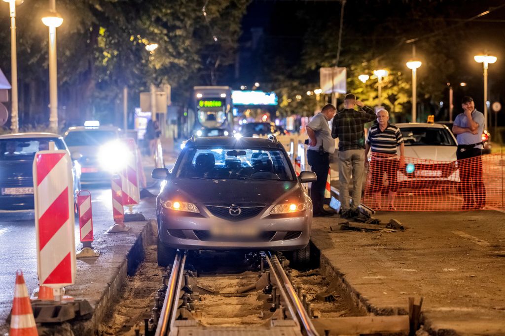 Vozilo upalo u tračnice u Savskoj ulici - 3