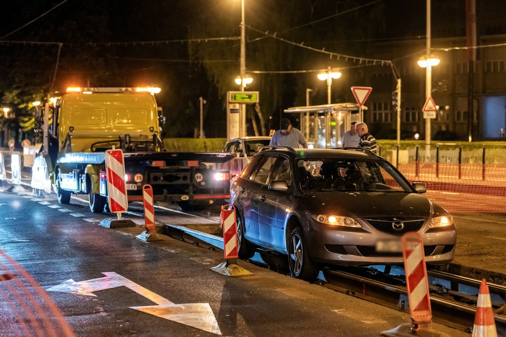 Vozilo upalo u tračnice u Savskoj ulici - 3