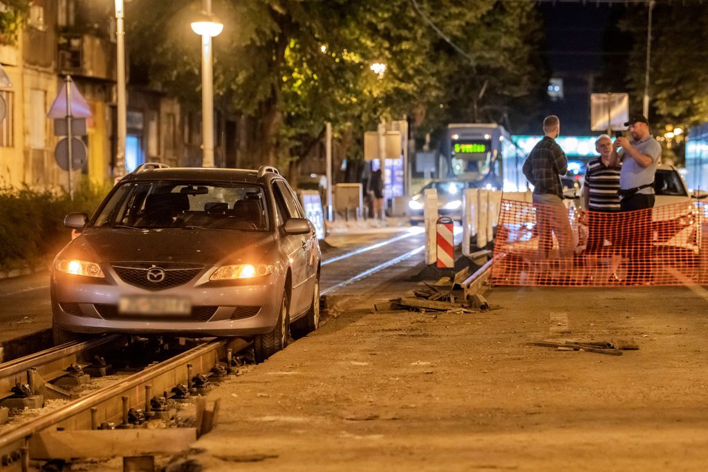 Vozilo upalo u tračnice u Savskoj ulici - 3