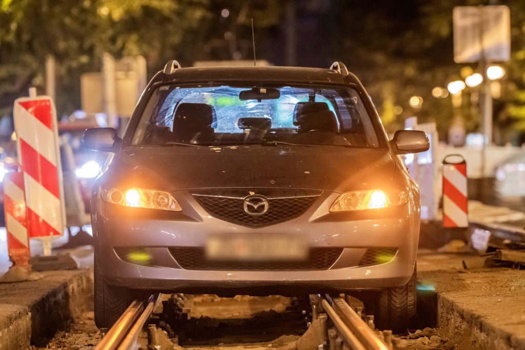 Vozilo upalo u tračnice u Savskoj ulici - 3