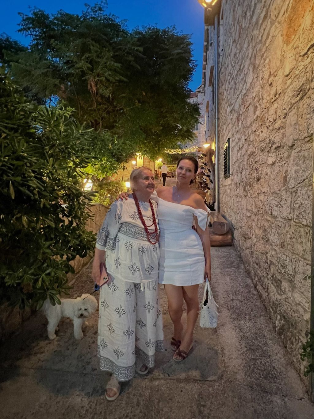 Nina Badrić s mamom na Hvaru