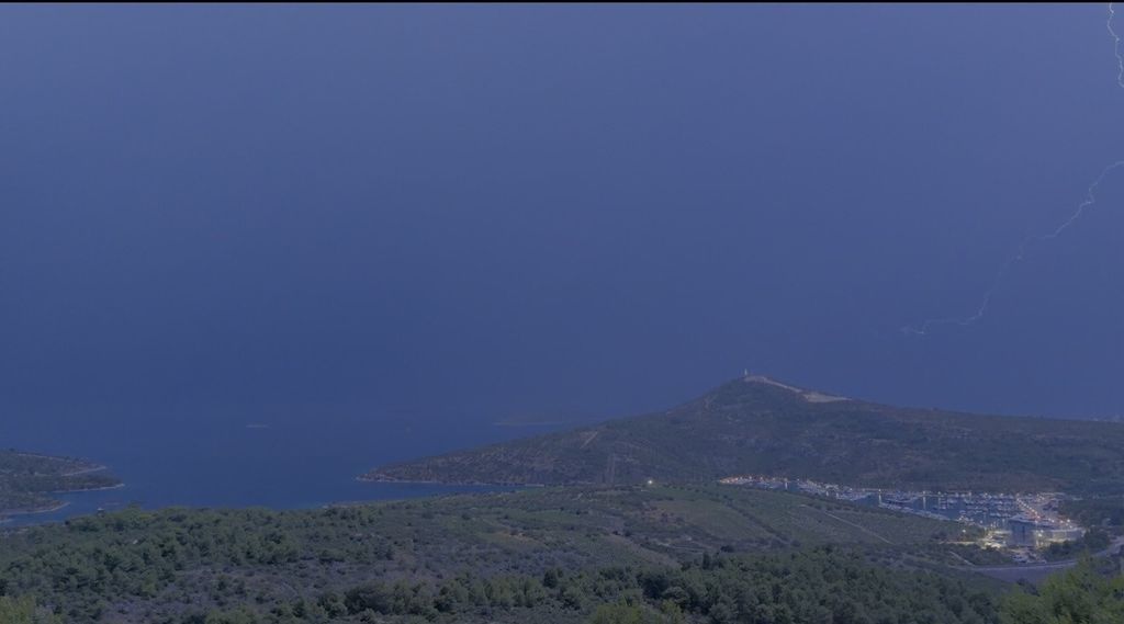 More preplavilo ulice na Hvaru