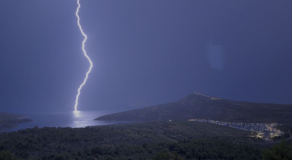 More preplavilo ulice na Hvaru