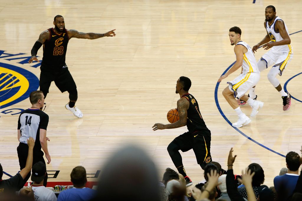J. R. Smith bježi od koša (Foto: AFP)